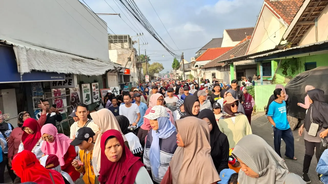 warga ikuti jalan sehat