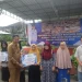 Pj Wali Kota Malang, Wahyu Hidayat menyerahkan secara simbolis bantuan bedah rumah kepada warga Kelurahan Tulusrejo. (Foto/M Sholeh)
