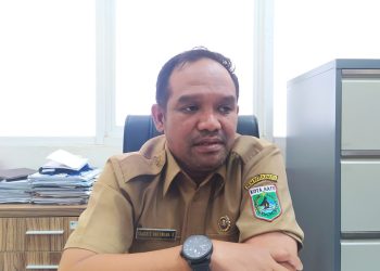 Koordinator PTSP/Fungsional Penata Perizinan DPMPTSP, Tauchid Bhaswara Kawasa, siap tinjau kembali IMB Golden Hill Hotel. Foto: Azmy