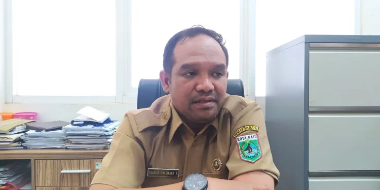Koordinator PTSP/Fungsional Penata Perizinan DPMPTSP, Tauchid Bhaswara Kawasa, siap tinjau kembali IMB Golden Hill Hotel. Foto: Azmy