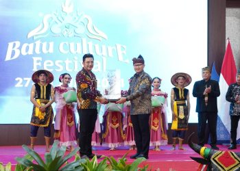 Pj Wali Kota Batu, Aries Agung Paewai, menerima blueprint pakaian daerah khas Kota Batu yang sudah memiliki HAKI. Foto: Prokopim KWB