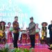 Pj Wali Kota Batu, Aries Agung Paewai, menerima blueprint pakaian daerah khas Kota Batu yang sudah memiliki HAKI. Foto: Prokopim KWB