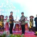 Pj Wali Kota Batu, Aries Agung Paewai, menerima blueprint pakaian daerah khas Kota Batu yang sudah memiliki HAKI. Foto: Prokopim KWB