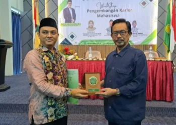 Rektor UIN Malang, Prof. Dr. H.M. Zainuddin, M.A memberikan cinderamata kepada salah satu narasumber workshop pengembangan karier bagi mahasiswa yang digelar CDC UIN Malang /Foto: dok. UIN Malang