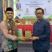 Rektor UIN Malang, Prof. Dr. H.M. Zainuddin, M.A memberikan cinderamata kepada salah satu narasumber workshop pengembangan karier bagi mahasiswa yang digelar CDC UIN Malang /Foto: dok. UIN Malang