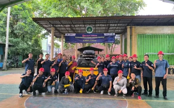 Pengabdian masyarakat dosen Program Studi Pendidikan Teknik Otomotif Universitas Negeri Malang (UM) di SMKN 12. Foto/dok
