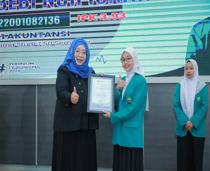 Dekan FEB Unisma, Nur Diana, S.E. M.Si, CMA.,CBV.,CERA, saat memberikan sertifikat bagi lulusan terbaik. Foto/dok Unisma