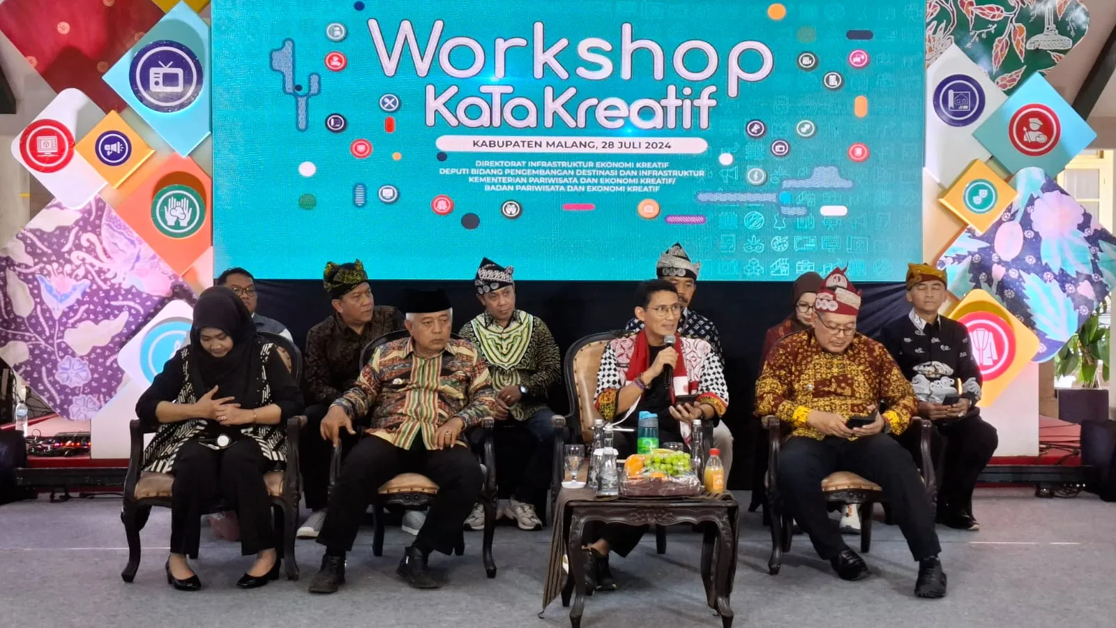 Menparekraf Sandiaga Uno saat mengisi Workshop Kata Kreatif di Pendopo Agung Kabupaten Malang. Foto: Aisyah Nawangsari Putri