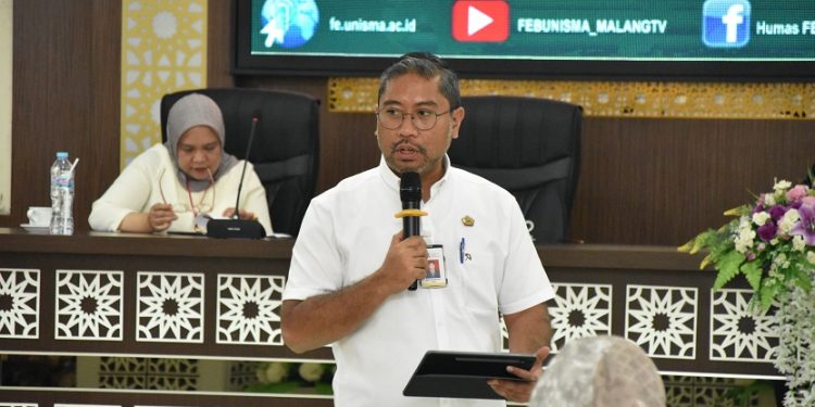 Biger Adzanna Maghribi selaku Kepala OJK Malang saat memaparkan materinya di acara Gues Lecture FEB Unisma. Foto/dok Unisma