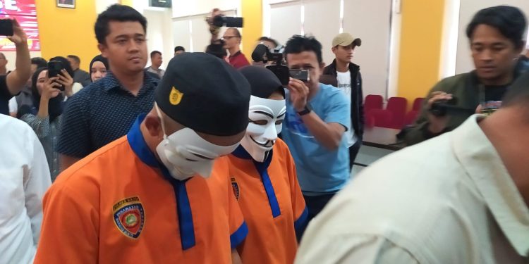 Pasangan kekasih gelap asal Ngantang, Malang digelandang polisi akibat aborsi. Foto: Azmy