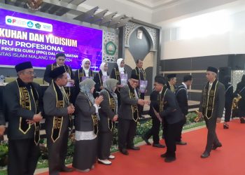 Rektor Unisma, Prof. Drd. H. Junaidi Mistar, Ph.D dalam pengukuhan lulusan PPG FKIP Unisma sebagai guru profesional. (Foto/M Sholeh)