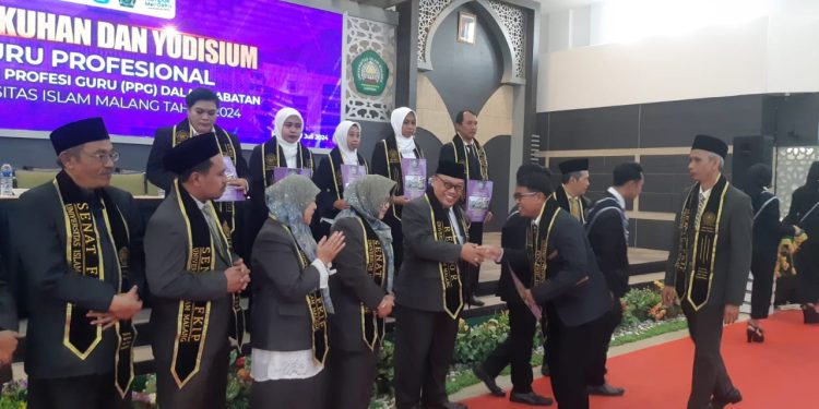 Rektor Unisma, Prof. Drd. H. Junaidi Mistar, Ph.D dalam pengukuhan lulusan PPG FKIP Unisma sebagai guru profesional. (Foto/M Sholeh)