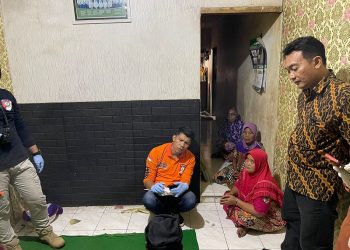 Petugas memintai keterangan keluarga korban. Foto: Polres Malang