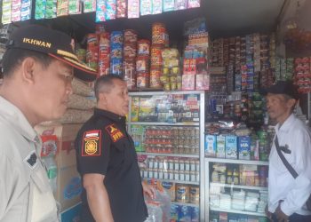 Satpol PP Kabupaten Malang X Bea Cukai Malang melakukan sosialisasi gempur rokok ilegal dalam program Sobo Kampung. (Foto/M Sholeh)