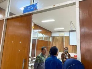 Asesor LAM-PTKes meninjau sarana prasarana perkuliahan Prodi Pendidikan Profesi Bidan FK UM/Foto: dok. Prodi S1 Kebidanan FK UM.