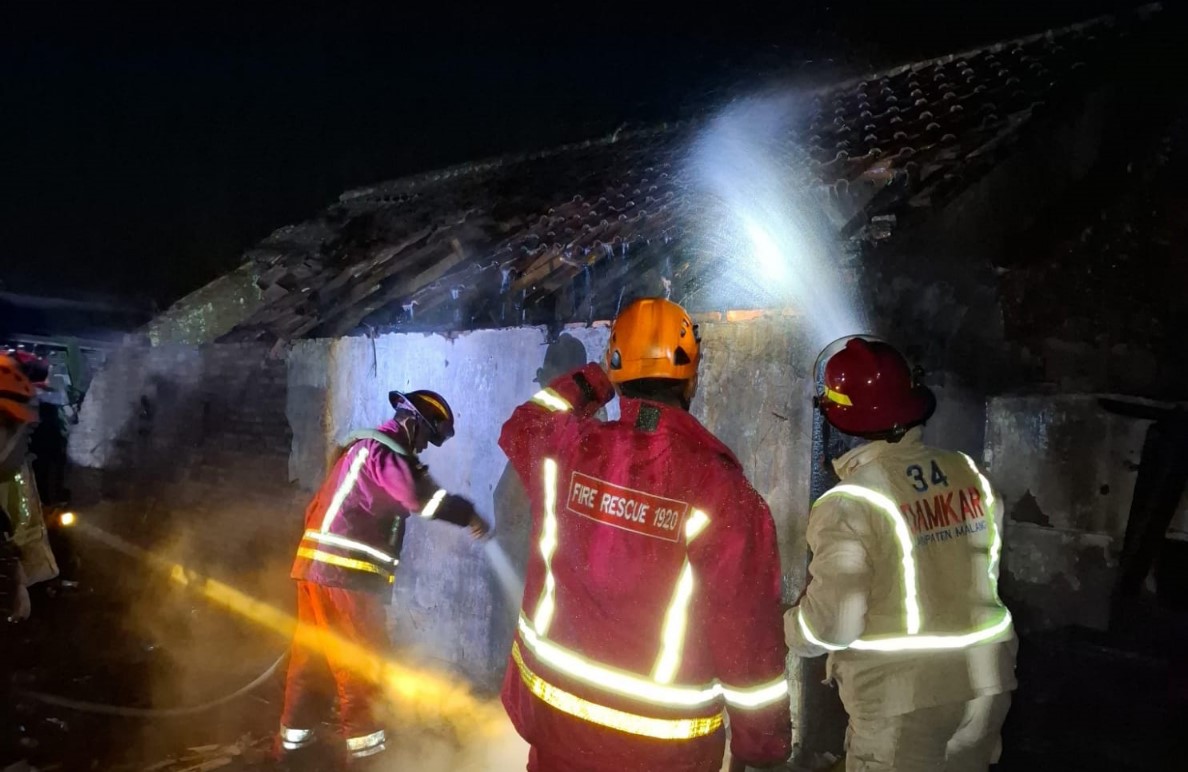 Petugas Damkar Kabupaten Malang memadamkan kebakaran kandang ayam di Singosari. Foto: Damkar Kabupaten Malang