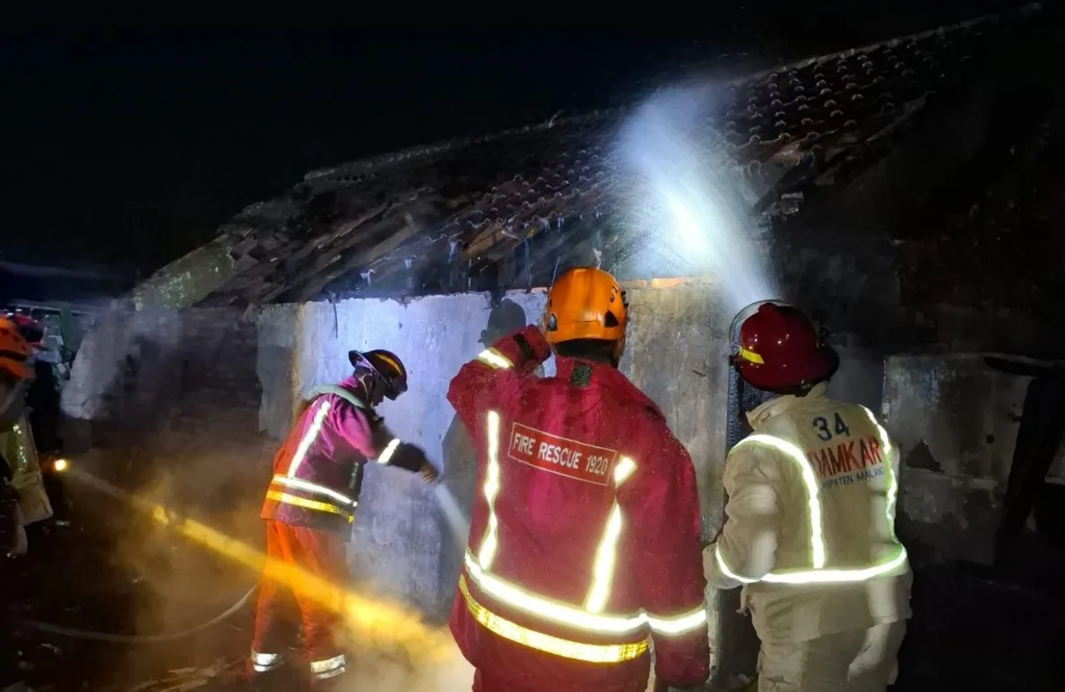 Petugas Damkar Kabupaten Malang memadamkan kebakaran kandang ayam di Singosari. Foto: Damkar Kabupaten Malang