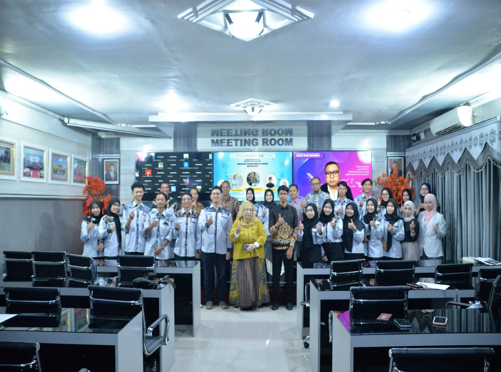Foto bersama di acara sekolah pasar modal FEB Unisma. Foto/dok Unisma