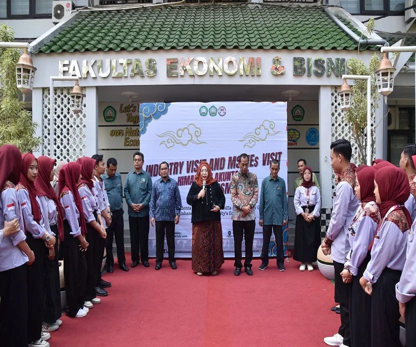 Persiapan keberangkatan mahasiswa Akuntansi FEB Unisma ke Kerajinan Batik Nurita di Kabupaten Pasuruan. Foto/dok Unisma