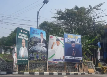 Perang banner jelang Pilkada. Beberapa banner yang terpajang di sudut jalanan Kota Malang. (Foto/M Sholeh)