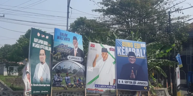 Perang banner jelang Pilkada. Beberapa banner yang terpajang di sudut jalanan Kota Malang. (Foto/M Sholeh)