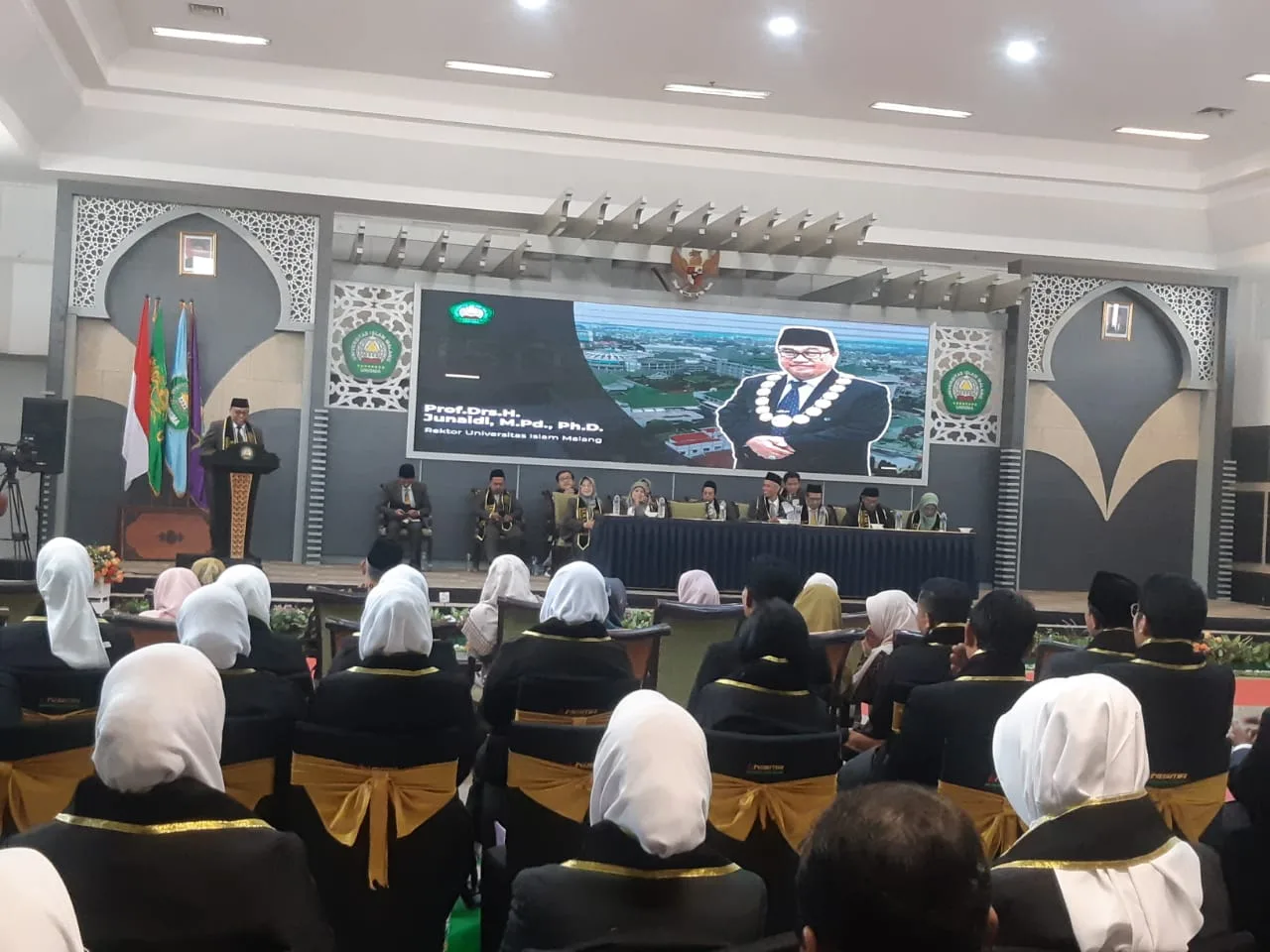 Pengukuhan lulusan PPG FKIP Unisma sebagai guru profesional. (Foto/M Sholeh)