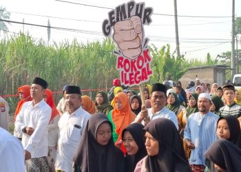 Gerak Jalan Sarungan di Gondanglegi dibarengi sosialisasi Gempur Rokok Ilegal. Foto: Aisyah Nawangsari Putri