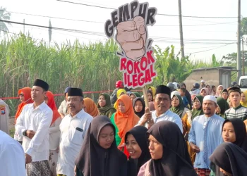 Gerak Jalan Sarungan di Gondanglegi dibarengi sosialisasi Gempur Rokok Ilegal. Foto: Aisyah Nawangsari Putri