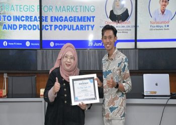 Dekan FEB Unisma, Nur Diana, S.E., MSi., CMA., CBV., CERA saat memberikan cindera mata. (Foto/dok Unisma)