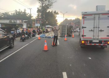 Petugas mengatur lalu lintas di lokasi kecelakaan tunggal truk terguling di Singosari. Foto: Satlantas Polres Malang