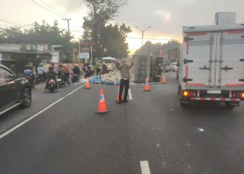 Petugas mengatur lalu lintas di lokasi kecelakaan tunggal truk terguling di Singosari. Foto: Satlantas Polres Malang