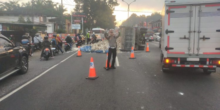 Petugas mengatur lalu lintas di lokasi kecelakaan tunggal truk terguling di Singosari. Foto: Satlantas Polres Malang