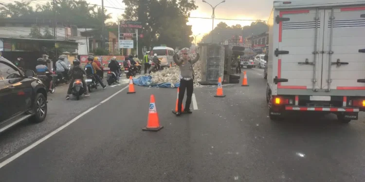 Petugas mengatur lalu lintas di lokasi kecelakaan tunggal truk terguling di Singosari. Foto: Satlantas Polres Malang