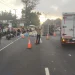 Petugas mengatur lalu lintas di lokasi kecelakaan tunggal truk terguling di Singosari. Foto: Satlantas Polres Malang