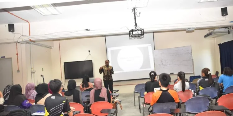 Dosen FEB Unisma jadi dosen tamu di Malaysia. Foto/dok Unisma