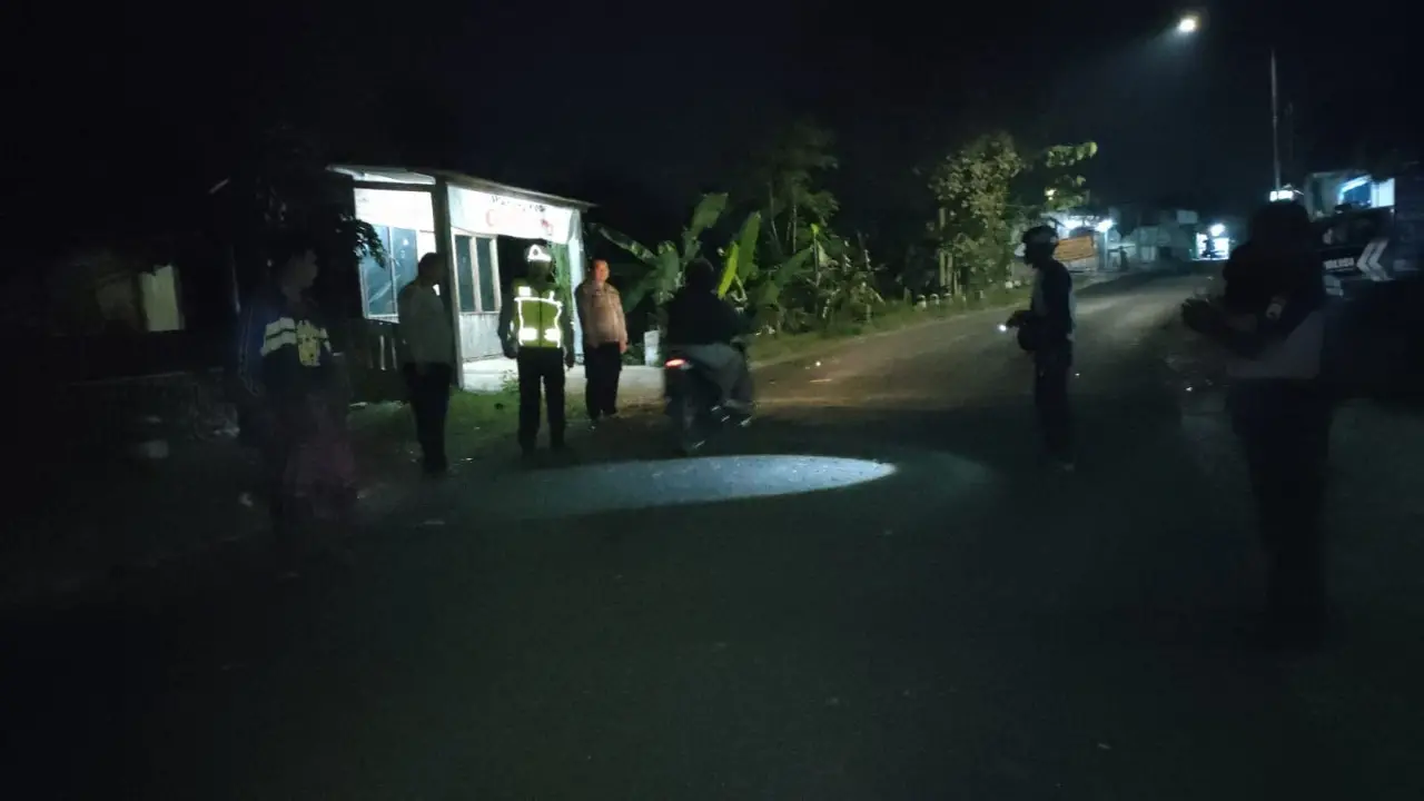 Petugas melakukan olah TKP di lokasi kecelakaan yang melibatkan dua truk di Wagir. Foto: Satlantas Polres Malang