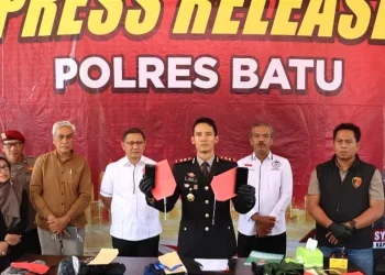 Konferensi pers penanganan hukum pelaku kekerasan anak di Kota Batu. Pemkot Batu masih tetap kawal hak pendidikan pelaku. Foto: Azmy