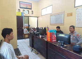 MJ, terduga pencuri rokok, saat diperiksa di Polsek Gondanglegi. Foto: Polres Malang