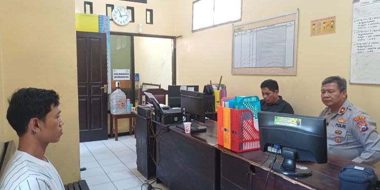 MJ, terduga pencuri rokok, saat diperiksa di Polsek Gondanglegi. Foto: Polres Malang