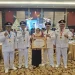 Kepala Bagian Hukum Kabupaten Malang, Prasetyani Arum mewakili Bupati Malang didampingi dua camat dan dua kepala desa menerima penghargaan dari Kemenkumham RI. Foto: Pemkab Malang