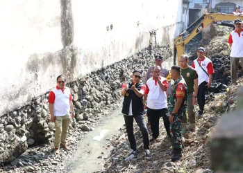 Pj Wali Kota Malang, Wahyu Hidayat meninjau pengerukan sedimen drainase. (Foto/dok. Prokopim Setda Kota Malang)