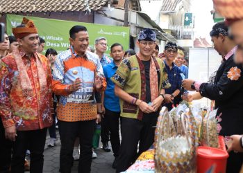 Pj Wali Kota Malang, Wahyu Hidayat, mendampingi Menparekraf, Sandiaga Uno, saat mengunjungi Kayutangan Heritage, Kota Malang. (Foto/dok. Prokopim Setda Kota Malang)