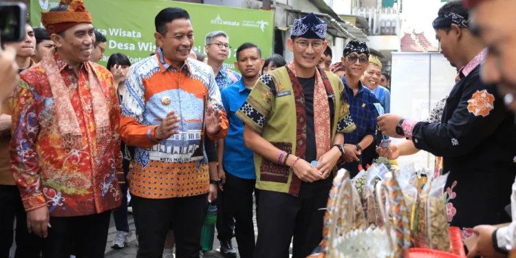 Pj Wali Kota Malang, Wahyu Hidayat, mendampingi Menparekraf, Sandiaga Uno, saat mengunjungi Kayutangan Heritage, Kota Malang. (Foto/dok. Prokopim Setda Kota Malang)