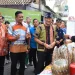 Pj Wali Kota Malang, Wahyu Hidayat, mendampingi Menparekraf, Sandiaga Uno, saat mengunjungi Kayutangan Heritage, Kota Malang. (Foto/dok. Prokopim Setda Kota Malang)