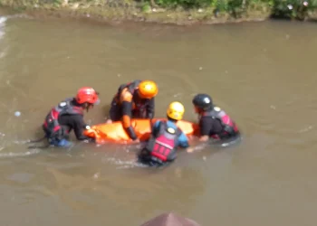 Petugas melakukan evakuasi terhadap jenazah yang ditemukan di Sungai Brantas. (Foto/dok. Warga)