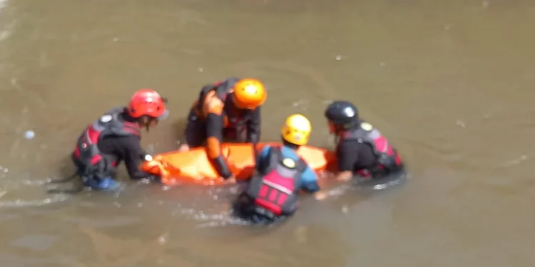 Petugas melakukan evakuasi terhadap jenazah yang ditemukan di Sungai Brantas. (Foto/dok. Warga)