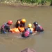Petugas melakukan evakuasi terhadap jenazah yang ditemukan di Sungai Brantas. (Foto/dok. Warga)
