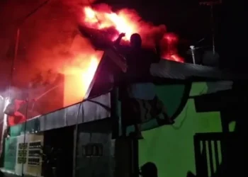 Warga saat mencoba membantu memadamkan kebakaran yang semakin membesar. (Foto/dok. for TM)