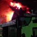 Warga saat mencoba membantu memadamkan kebakaran yang semakin membesar. (Foto/dok. for TM)