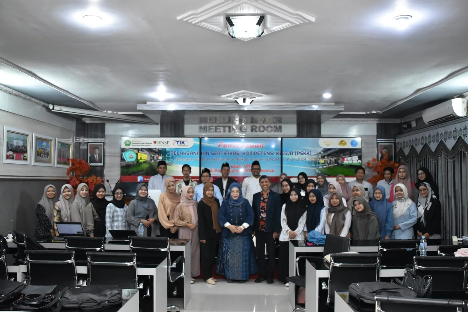 Foto bersama para peserta sertifikasi kompetensi TIK di FEB Unisma. Foto/dok Unisma